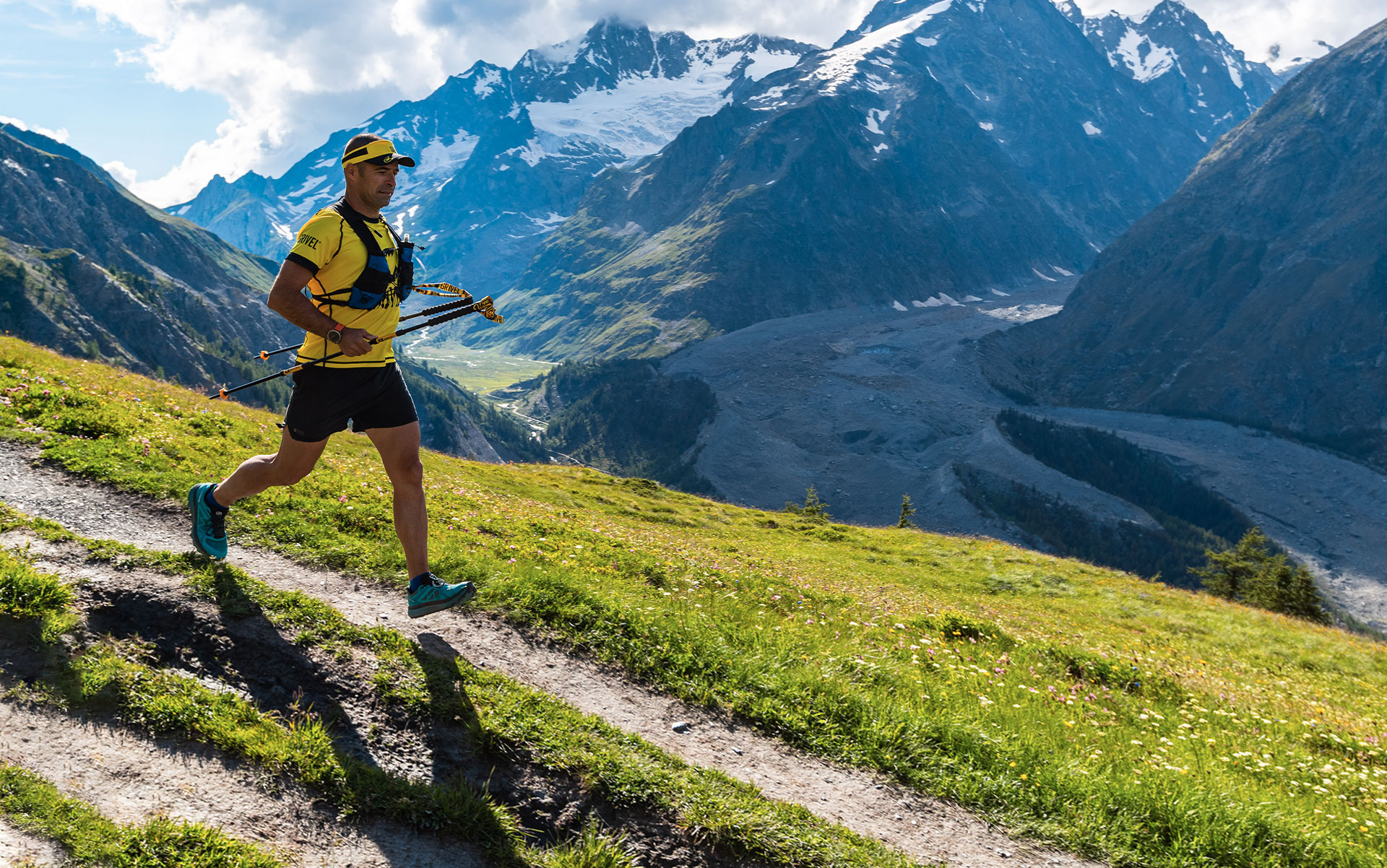 TREKKING E RUNNING
Explorez les Alpes et visitez Plan Checrouit, Maison Vieille et le Pré de Pascal, facilement accessibles grâce à nos remontées mécaniques. Découvrez une variété de sentiers pour les trekkeurs et les coureurs, en vous immergeant dans un décor luxuriant et des paysages de montagne formidables. Ces excursions s’adressent aussi bien aux amateurs du trail running qu’aux familles, avec des parcours pour tous les goûts. Respirez la beauté de la nature en parcourant les sentiers du Tour du Mont Blanc : préparez-vous à vivre une expérience inoubliable dans la nature des Alpes!
Découvrir plus
