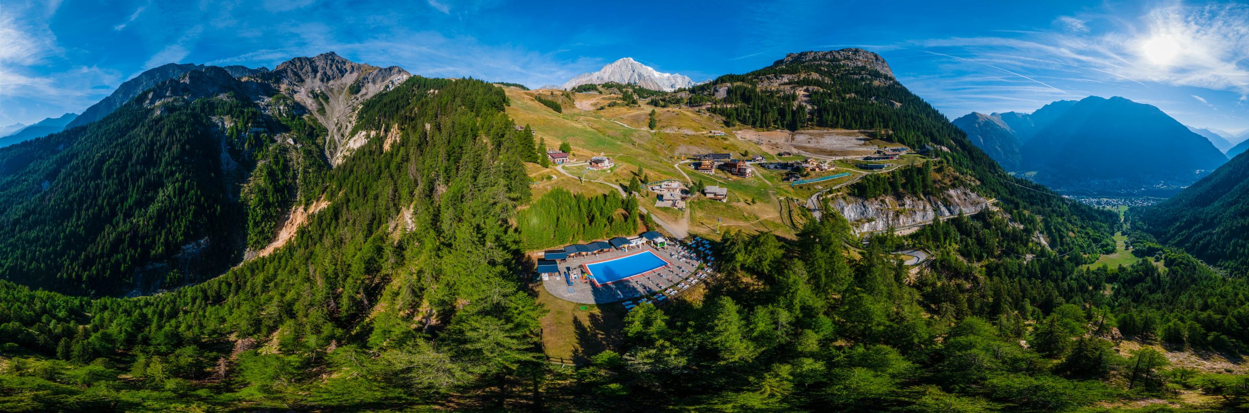 THE SWIMMING POOL
The swimming pool, located at Plan Checrouit, offers a unique wellness experience. An ideal spot for relaxation and fun, the pool is accessible in July and August by cable car, is heated between 27 and 30 Celsius degrees, measures 20 meters long, and varies in depth from 1.10 to 1.50 meters. It’s an oasis of tranquility and fun for the whole family, surrounded by greenery in summer and covered in snow in winter.
Discover more
