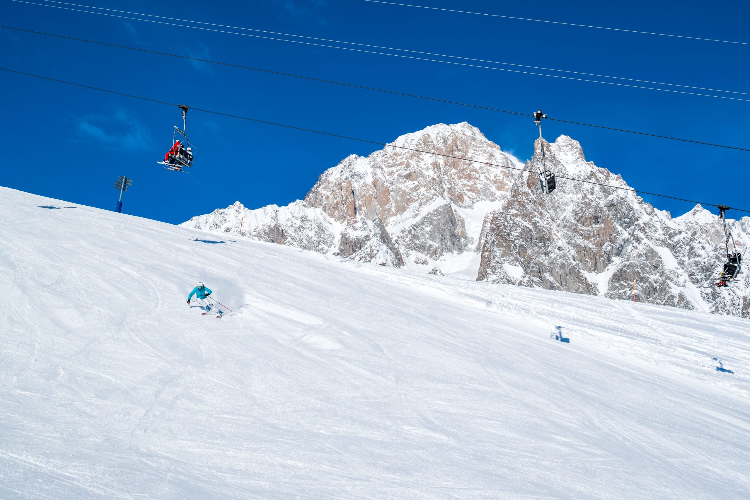 ALPINE SKIING
The ultimate winter activity! Ski in the heart of the Alps with the breathtaking views of Mont Blanc: choose from 18 lifts and more than 33 ski slopes that are suitable for every level, from beginner to expert, for a limitless experience. Courmayeur offers perfectly groomed slopes and snow of exceptional quality, thanks in part to our snowmaking system that covers more than 80 percent of the area, guaranteeing top performance. Get ready for an exciting adventure on the slopes around Mont Blanc – it’s just the beginning.
Discover more
