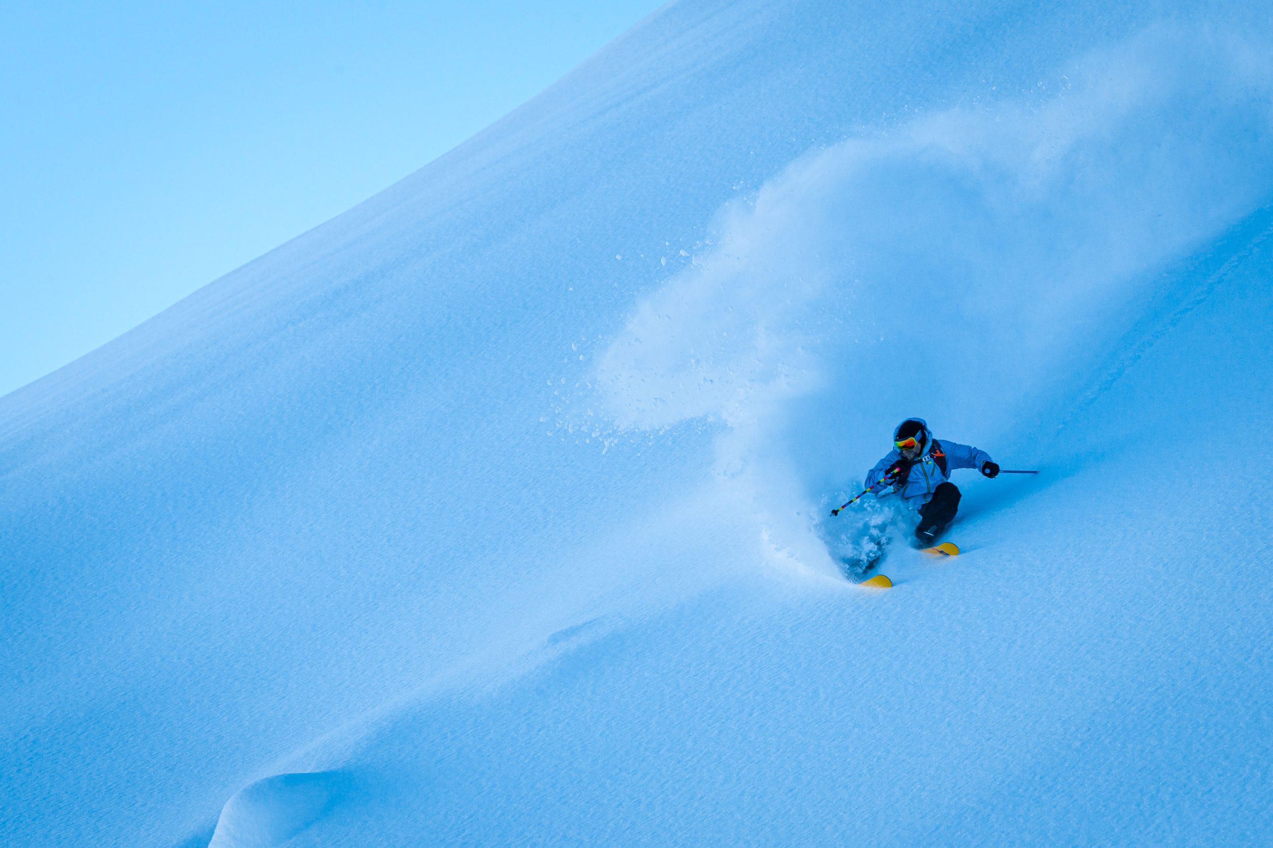 FREERIDING
Courmayeur offers an exceptional freeriding experience with highly qualified ski instructors and knowledgeable mountain guides, ready to guide you through unique and amazing landscapes. In the Youla and Arp area, the highest and wildest part of our ski area, you’ll admire the majestic peaks of the Mont Blanc range and our historic lifts. Breathtaking and adrenaline-pumping slopes will be the perfect scenery for an escape into the snow with stunning vistas. Your freeriding experience in Courmayeur will be truly an unparalleled adventure.
Scopri di più
