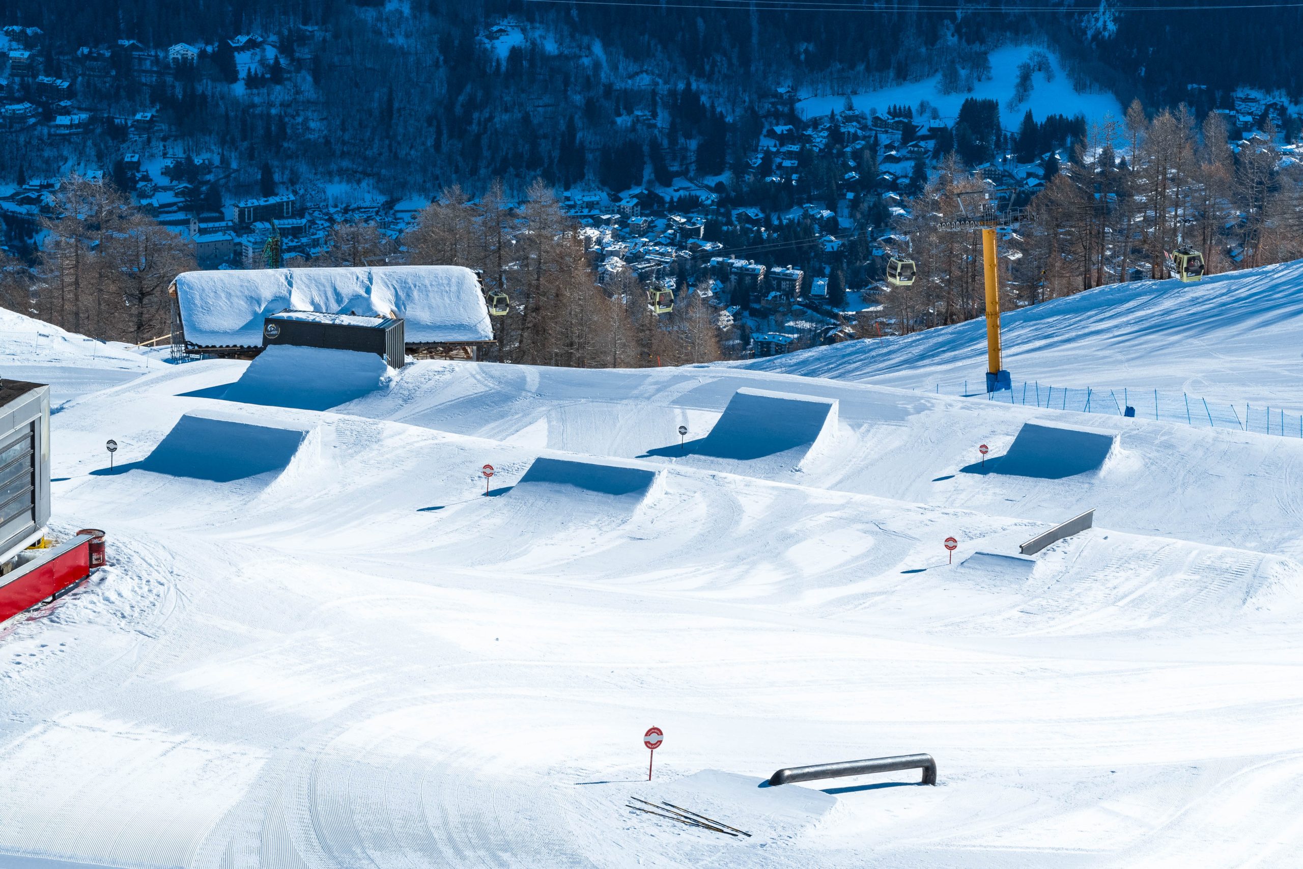 THE SNOW PARK
For freestyle skiing enthusiasts, Courmayeur offers an extraordinary Snowpark, located right in the heart of the ski area. At an altitude of 2,000 meters, this meticulously designed park is a paradise for all those who love acrobatics on snow. It offers a progressive area featuring four lines that are suitable for all skill levels, with rails, whoops, and fun-boxes. There are also two types of jumps, easy and medium, and rails, designed for beginners and young skiers. Embark on your adventure in the Courmayeur Snowpark!
Discover more
