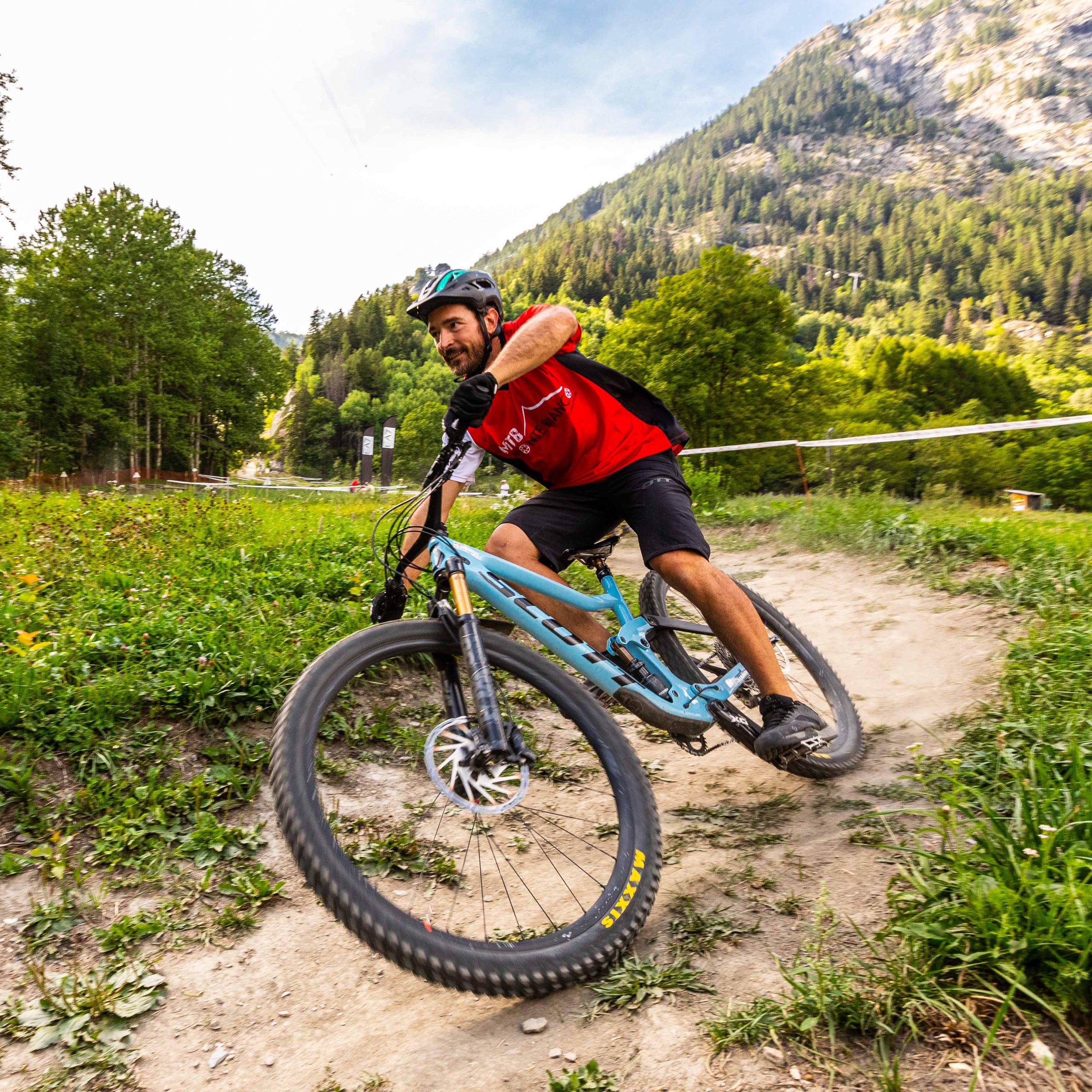 BIKE PARK
Il Bike Park Monte Bianco è il luogo ideale per gli amanti della mountain bike, dai principianti a coloro che desiderano affinare le loro abilità. La zona offre piste di diverse difficoltà, tra cui il tracciato Snake con curve e roller, il percorso Drop dedicato ai salti, e la Skill area per migliorare l’equilibrio e la tecnica di pedalata. Due tapis-roulant semplificano la risalita per un’esperienza senza interruzioni. Preparati a vivere l’emozione delle discese sui sentieri del Monte Bianco e nei prati di Dolonne.
Scopri di più
