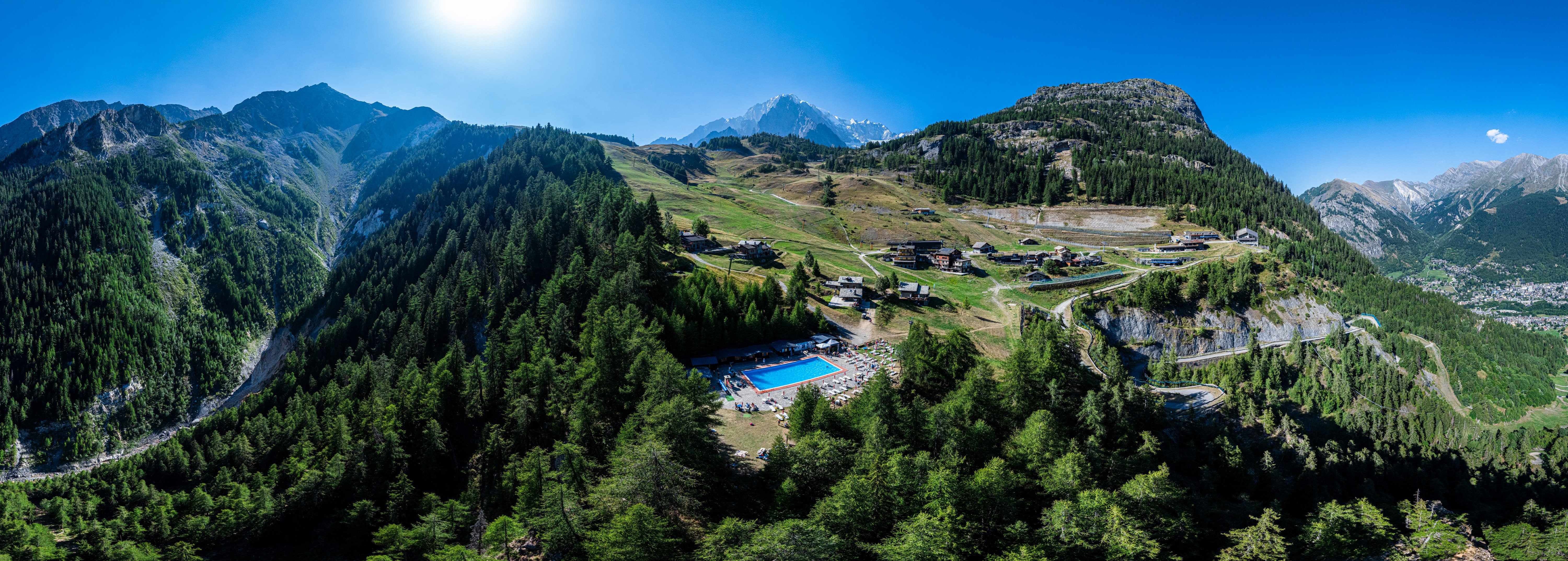 THE SWIMMING POOL
The swimming pool, located at Plan Checrouit, offers a unique wellness experience. An ideal spot for relaxation and fun, the pool is accessible in July and August by cable car, is heated between 27 and 30 Celsius degrees, measures 20 meters long, and varies in depth from 1.10 to 1.50 meters. It’s an oasis of tranquility and fun for the whole family, surrounded by greenery in summer and covered in snow in winter.
Discover more
